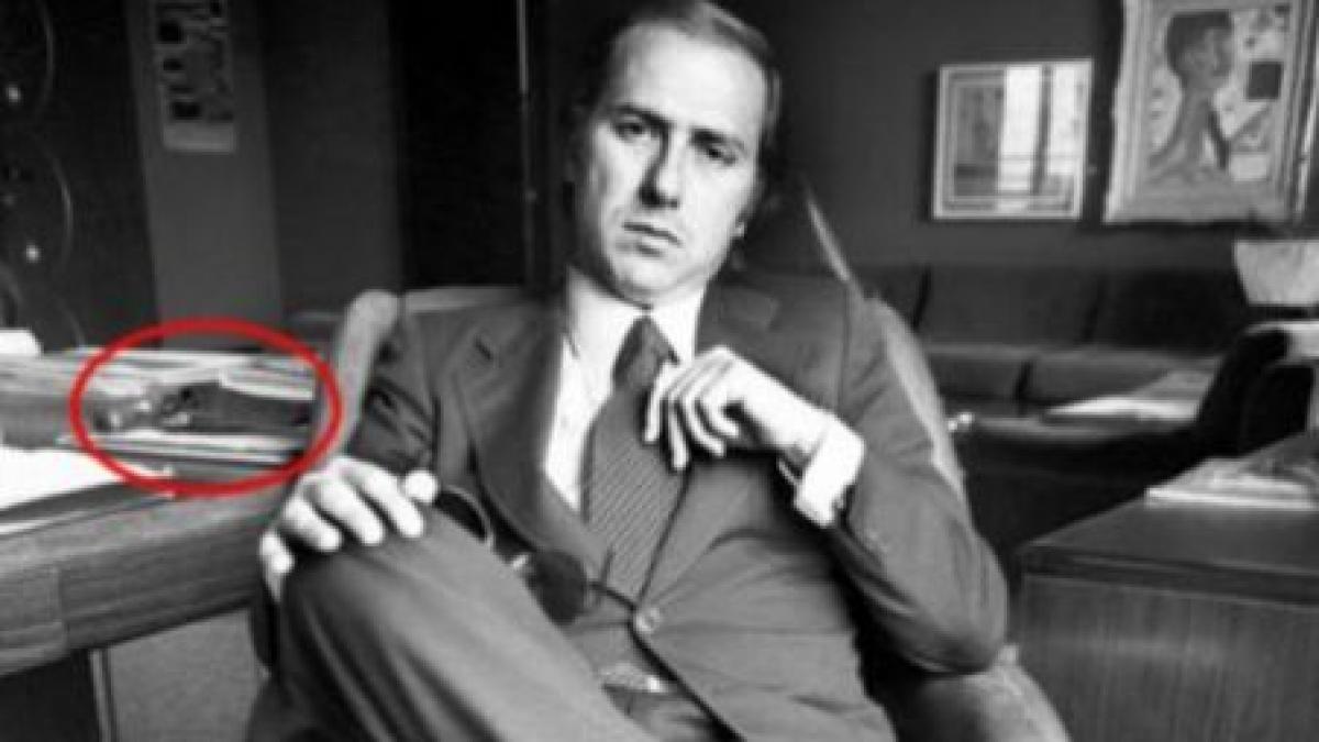 berlusconi langa un pistol magnum intr o fotografie din anii 70 video