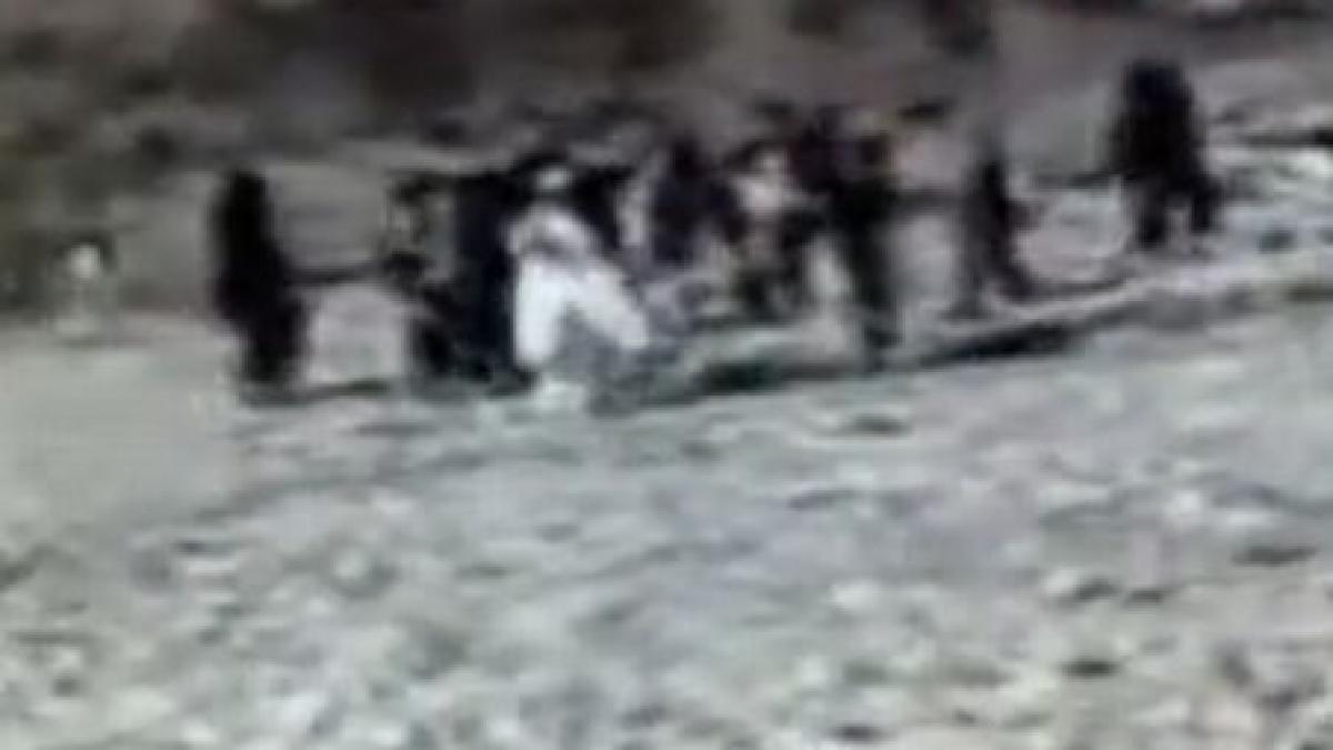 femeie ucisa cu pietre de 20 de talibani imagini socante