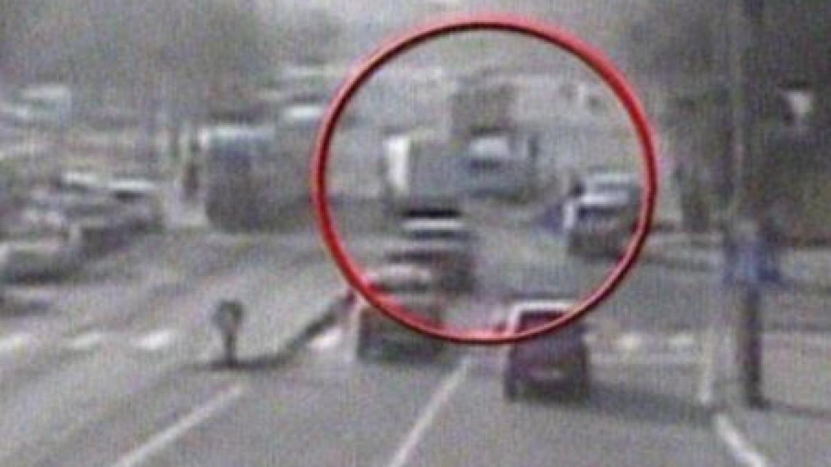 pieton batut de un sofer dupa ce a traversat neregulamentar video