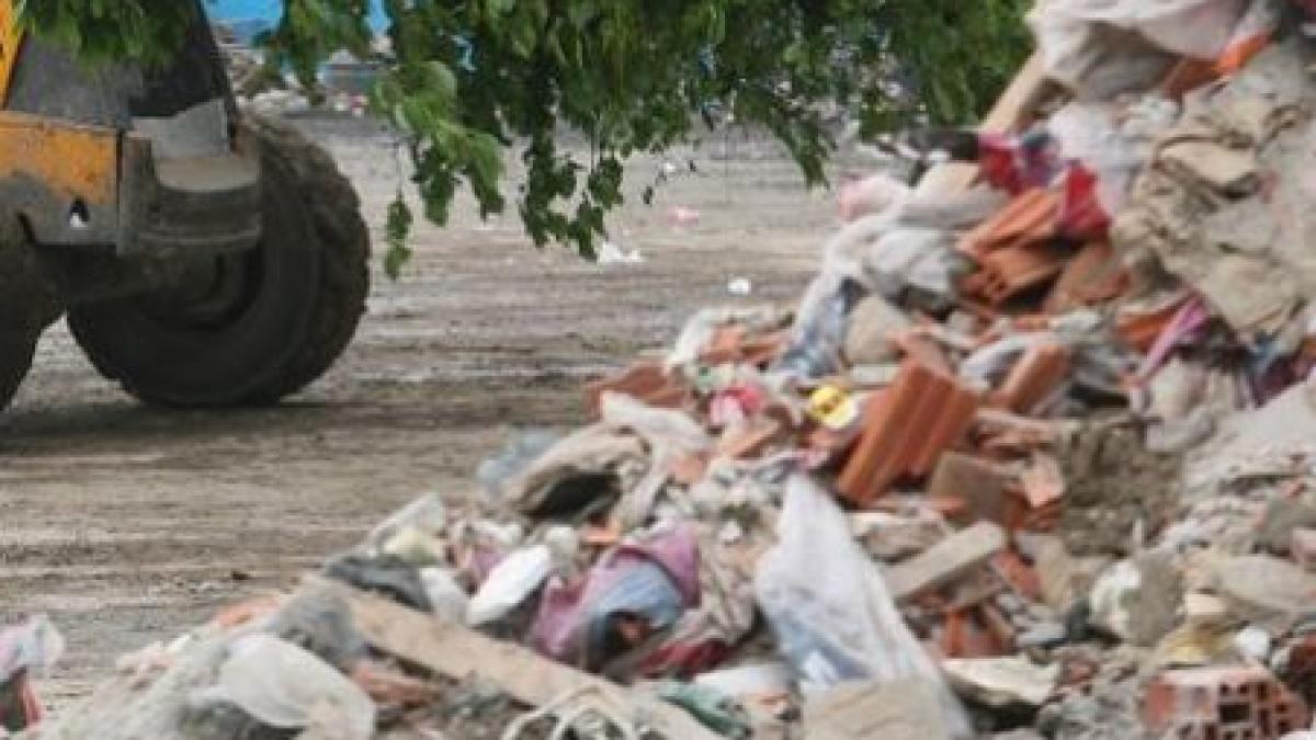 sofer de camion prins in timp ce descarca deseuri periculoase in groapa de gunoi de la glina