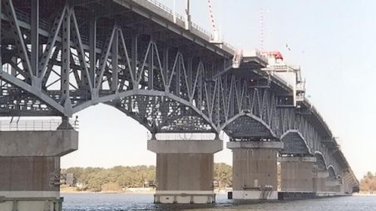 un american a cazut de pe un pod sub privirile politistilor