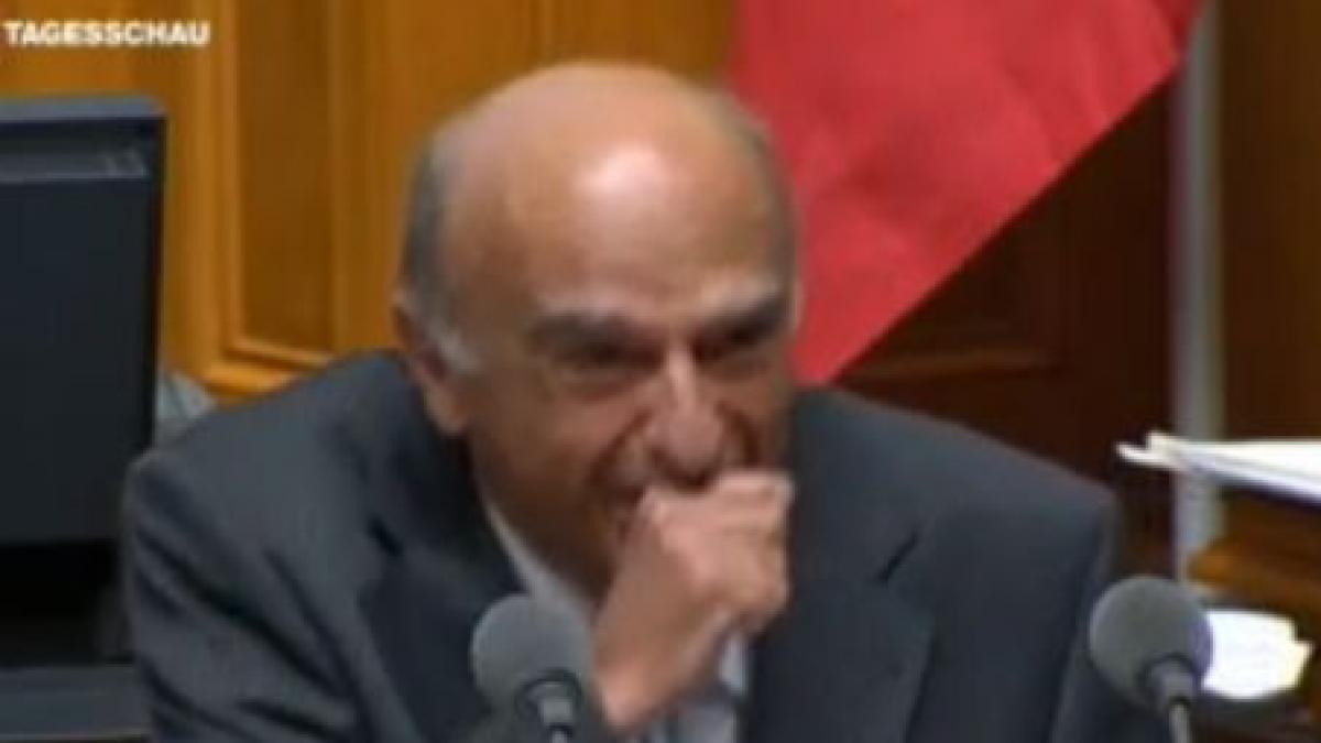 ministrul elvetian de finante nu se poate opri din ras la tribuna parlamentului video