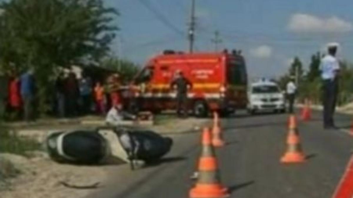 un copil a murit dupa ce a fost scapat de mama lui de pe scuter video