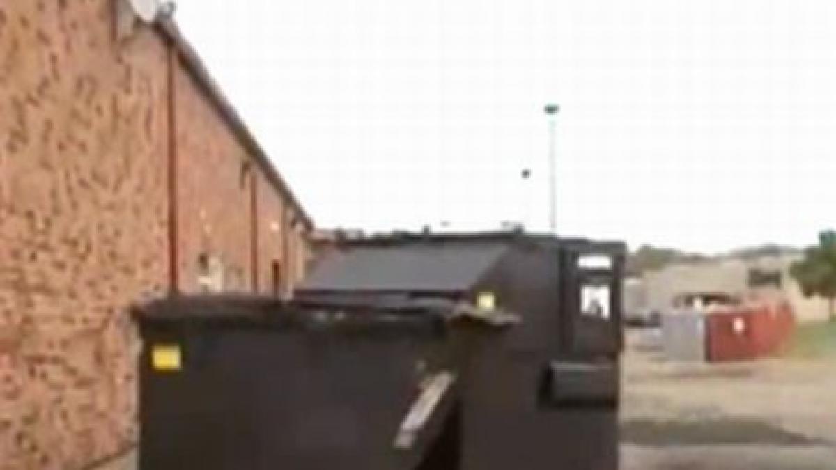 un hot din sua la un pas sa se sufoce intr un container de gunoi video