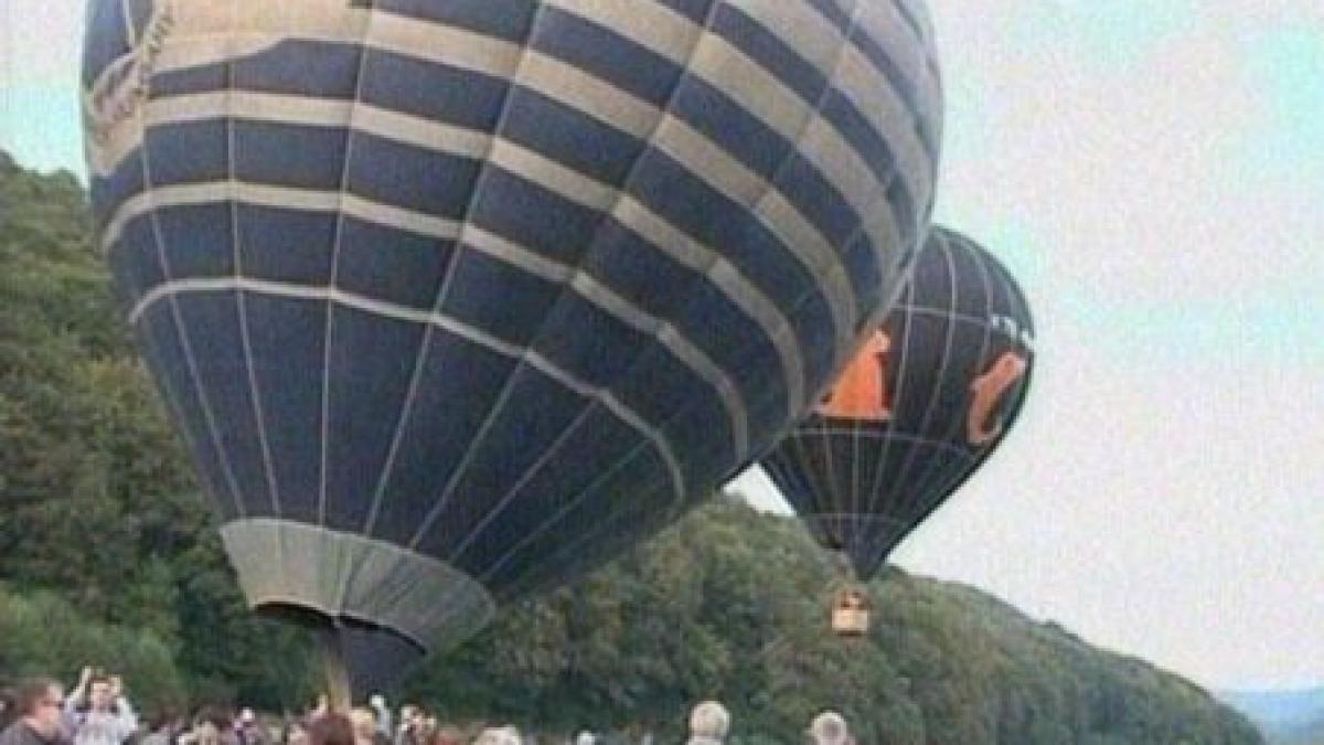 o tanara a fost ceruta in casatorie la inaltime intr un balon cu aer video