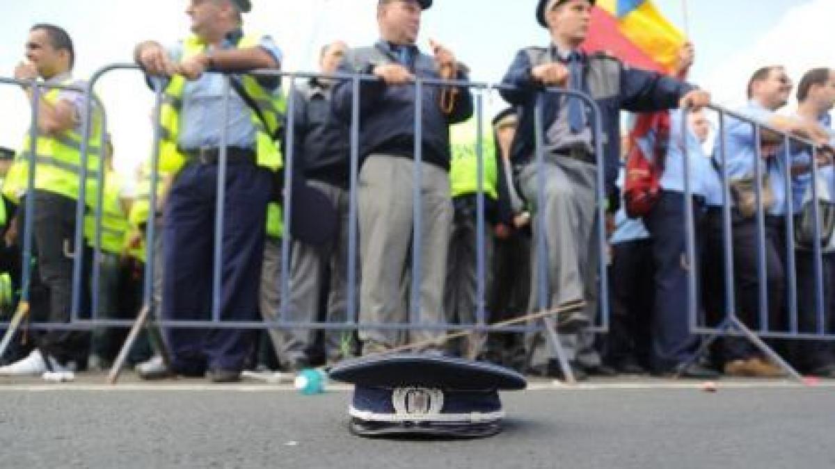 politistii care si au aruncat caschetele risca pedeapsa cu inchisoarea de pana la trei ani