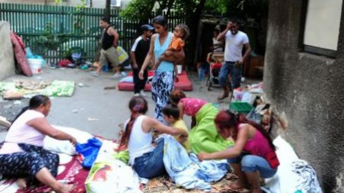 studentii francezi construiesc locuinte pentru romi