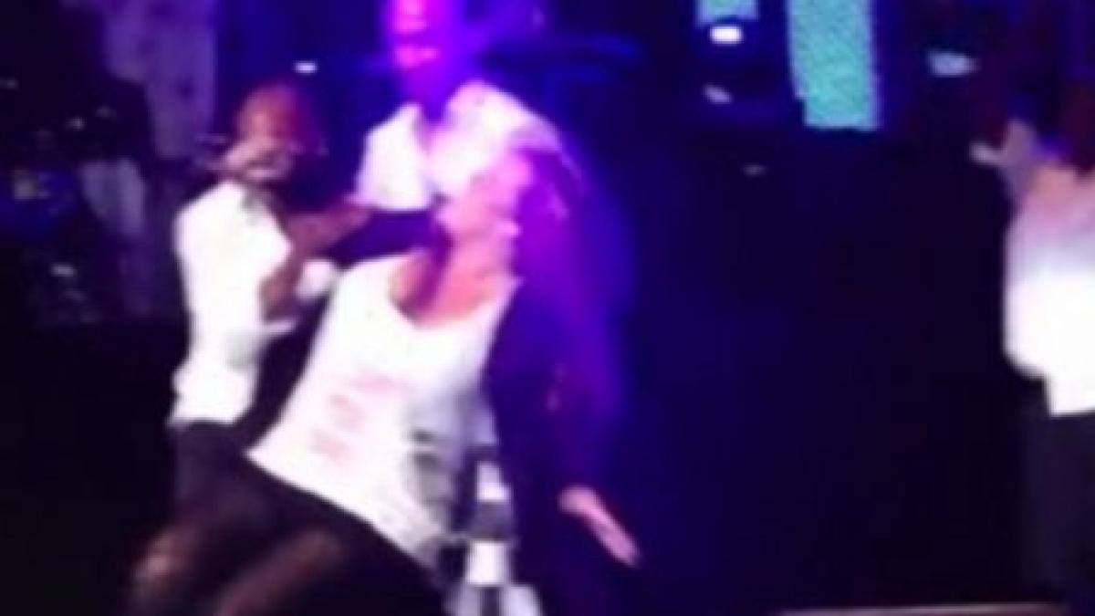 mariah carey a cazut pe scena in timpul unei concert video