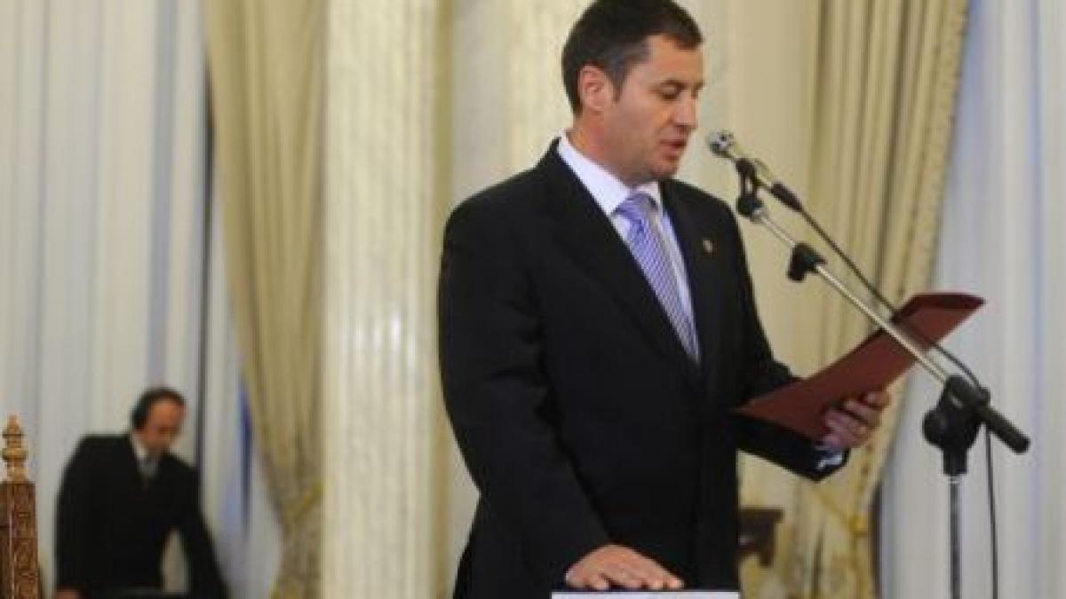 traian igas a depus juramantul pentru sefia mai basescu deja ti ai uitat seful video