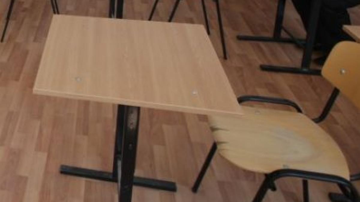 bacau doi elevi de gimnaziu s au batut in fata unei profesoare video