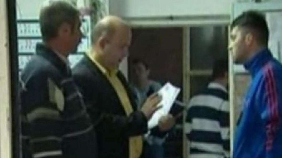 bucurestean talharit de falsi politisti in propria locuinta video