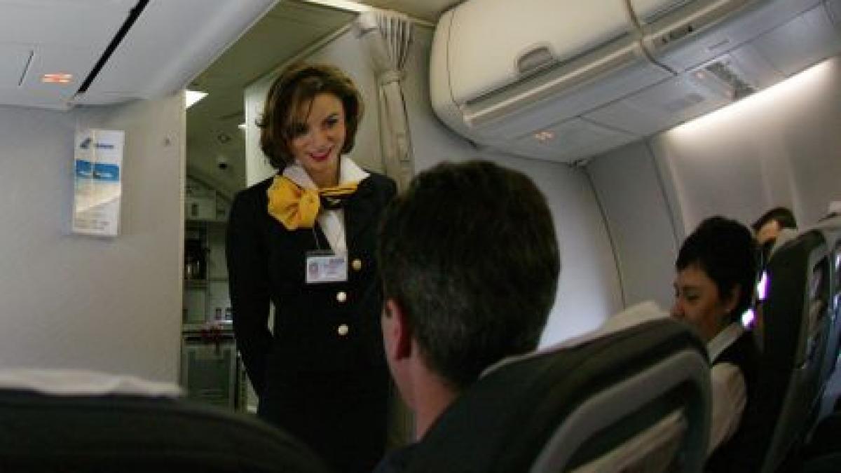 o stewardesa a fost ranita in timpul unei curse interne video