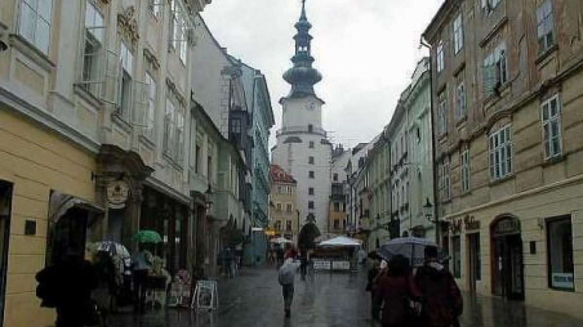 directorul unei scoli din bratislava a baut vin cu trei eleve minore