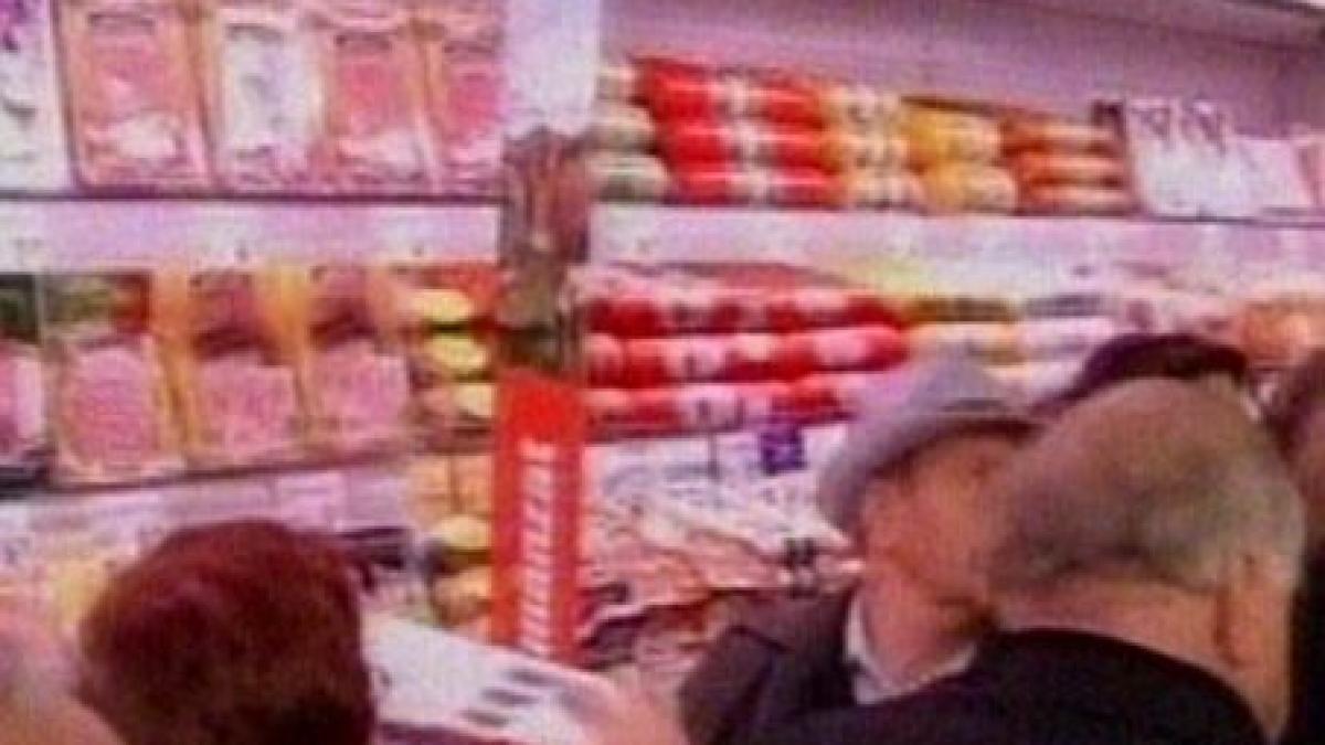 imbulzeala intr un hipermarket din iasi oamenii s au inghesuit fara sa stie ce cumpara video