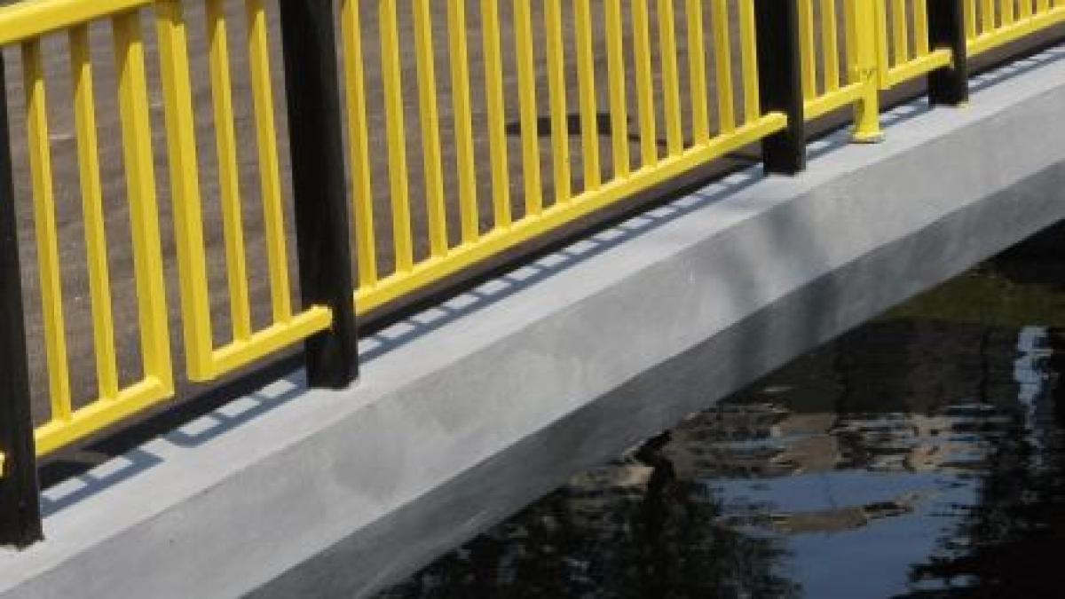 pod care traverseaza raul suceava inclinat din cauza inundatiilor din vara