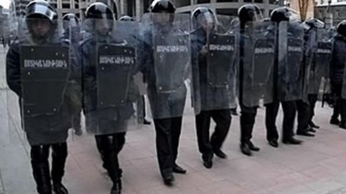 politistii din ecuador l au bagat pe presedinte in spital nemultumiti de reducerile salariale