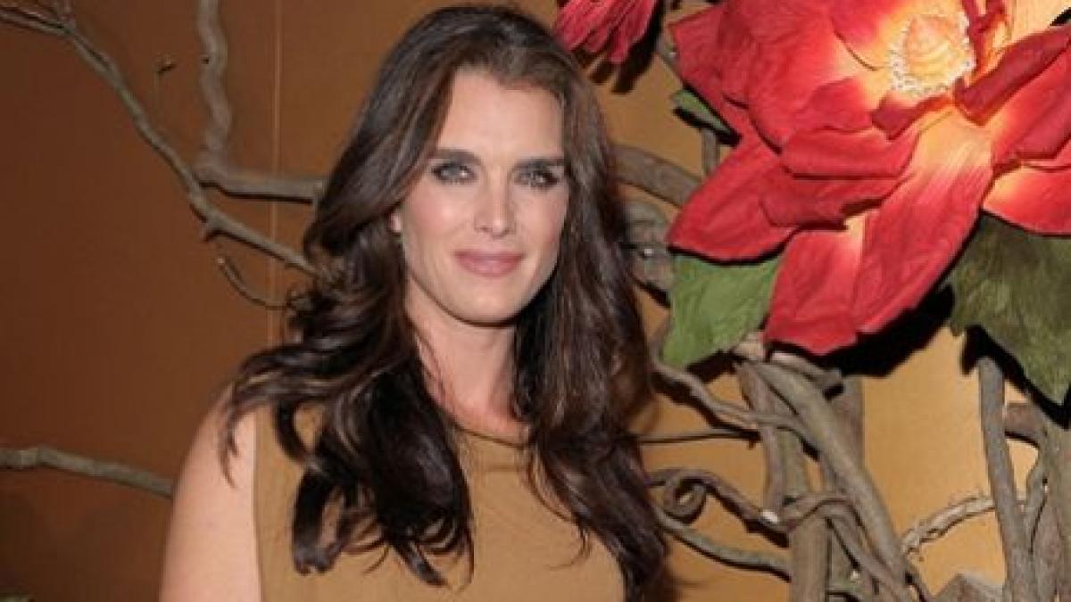 brooke shields joaca rolul unei romance pe nume madame varcolac intr un lungmetraj tv
