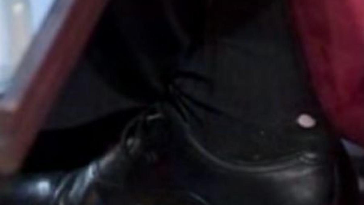 premierul britanic david cameron cu sosetele rupte la o emisiune video