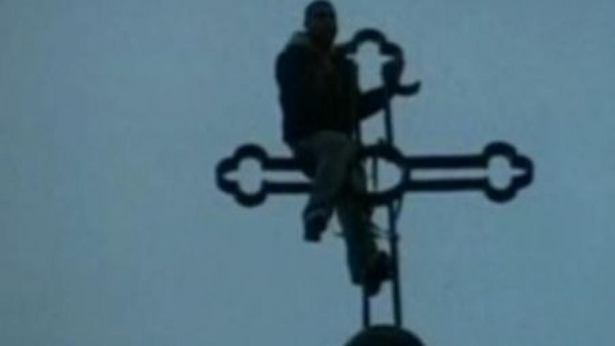 iasi un barbat s a urcat pe catedrala mitropolitana pentru a protesta ca e somer video