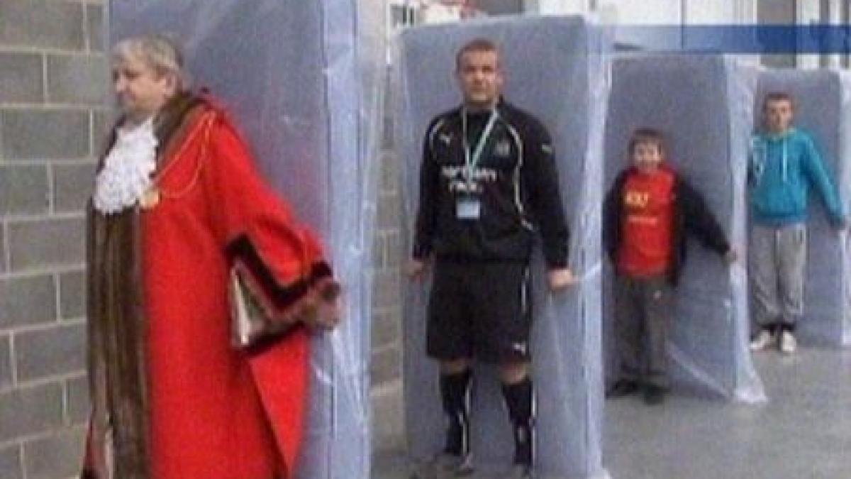 400 de britanici au batut recordul mondial pentru cel mai mare domino cu saltele video