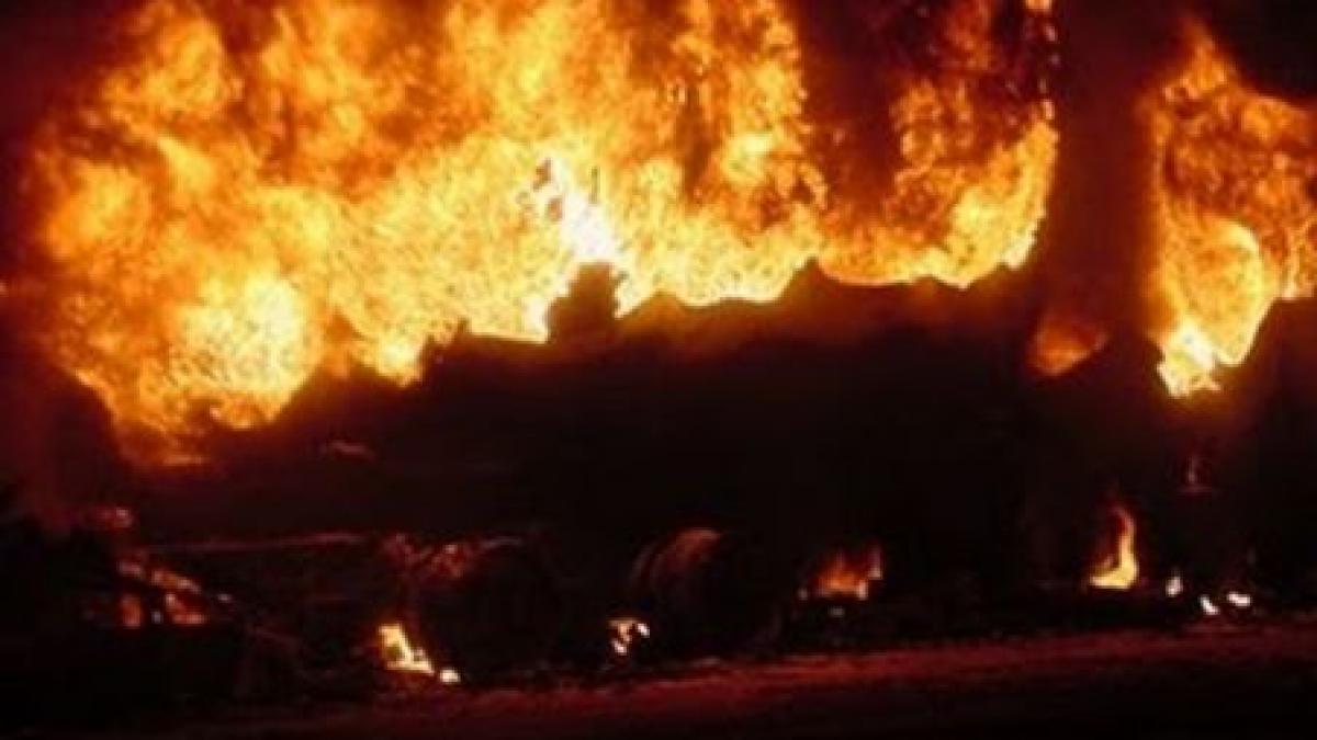 20 de camioane ale nato au fost incendiate in pakistan