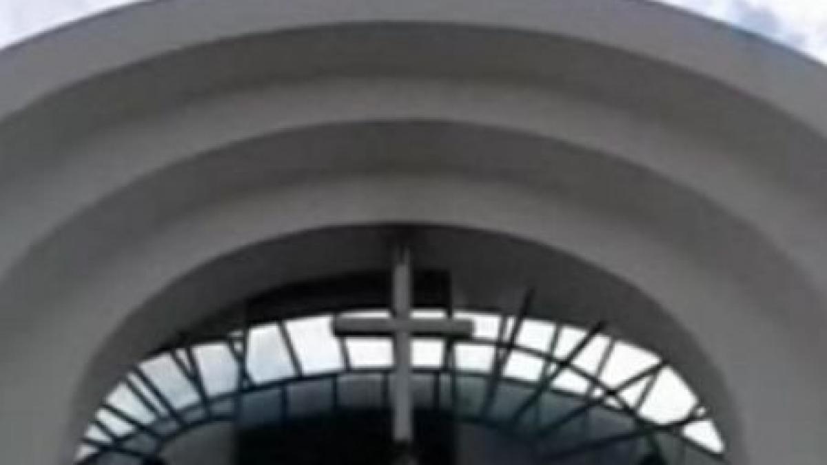 piatra neamt preot in stare grava dupa ce a cazut de pe biserica video