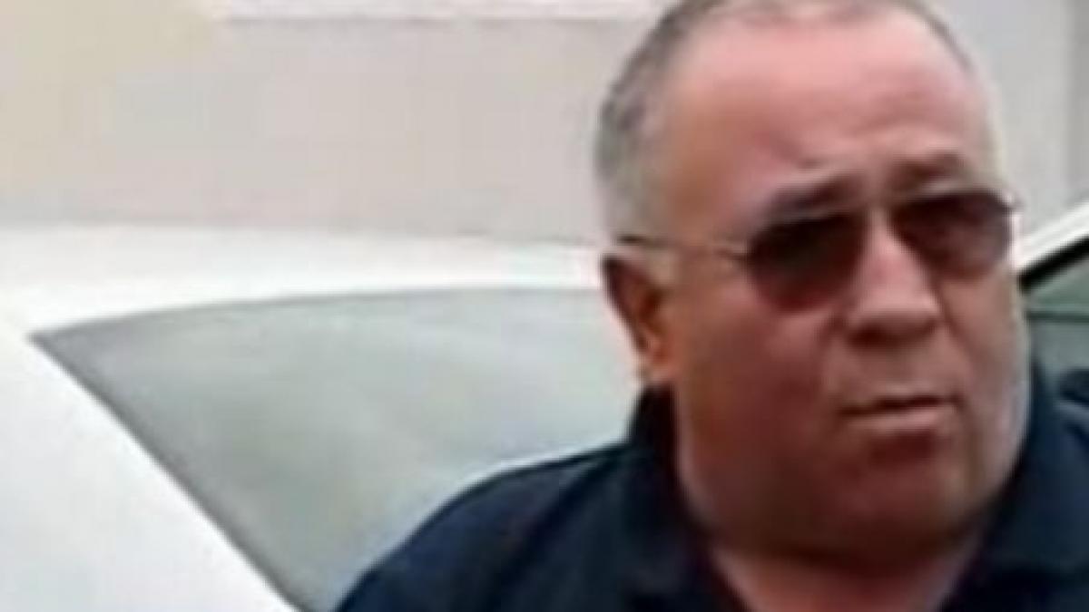 un fost consilier local din pitesti a urinat pe masina politiei dupa ce i s a cerut sa si mute