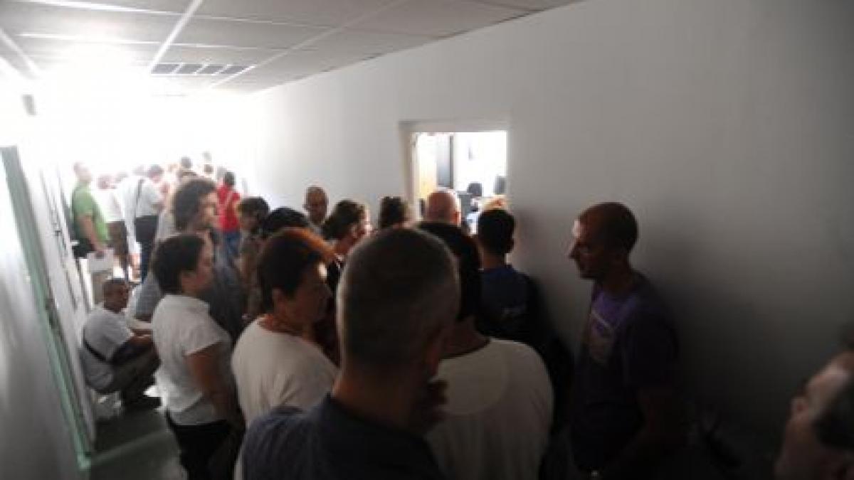 coada umilintei zeci de bolnavi din arad au asteaptat ore in sir pentru expertiza medicala anuala