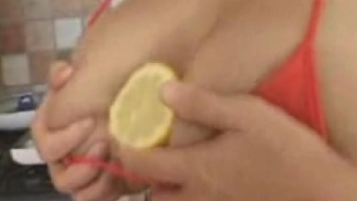 o asiatica stoarce o lamaie intre sani video