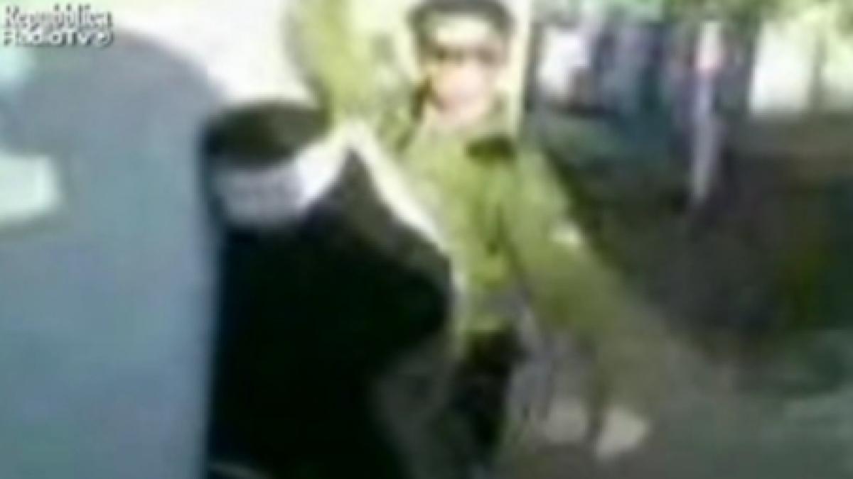 soldat israelian filmat in timp ce danseaza langa o prizoniera legata la ochi video