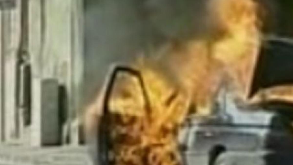 un taxi din timisoara a luat foc in parcarea firmei la care era inregistrat video