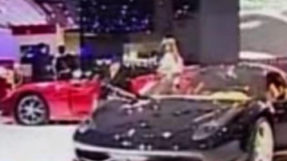 masinile de lux atractia salonului auto de la paris video