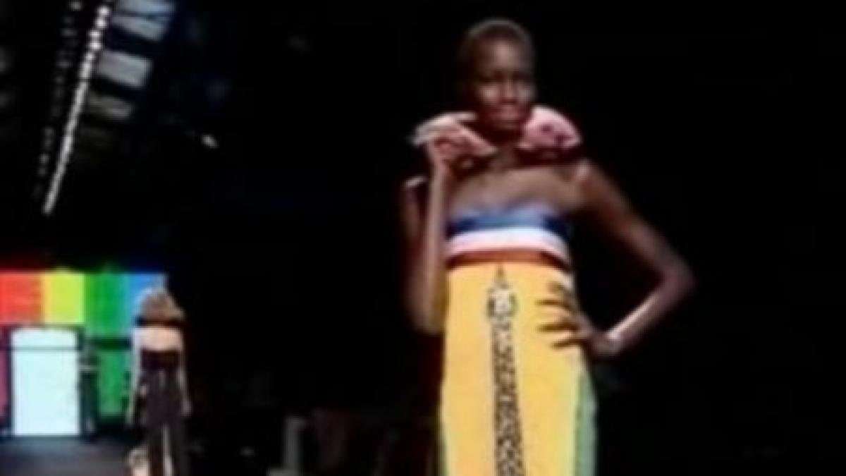 prezentare de moda cu perne gonflabile si coliere din ceasuri contrafacute video