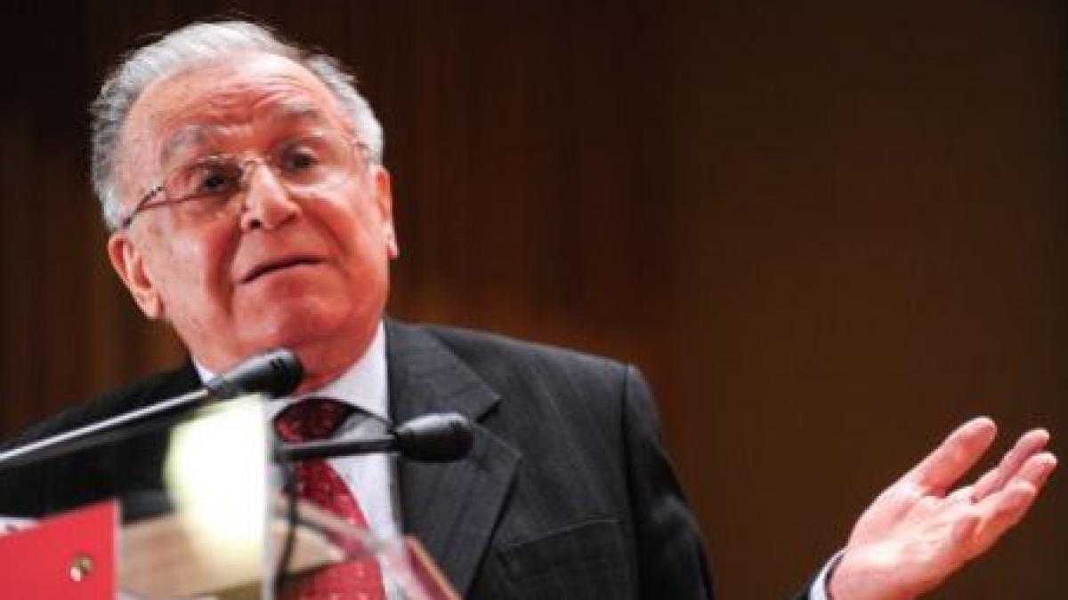 un revolutionar catre iliescu basescu e produsul dumneavoastra si al lui roman