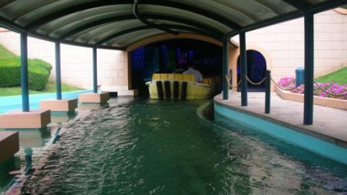 accident mortal la disneyland dupa ce un ingrijitor a ramas blocat sub o barca