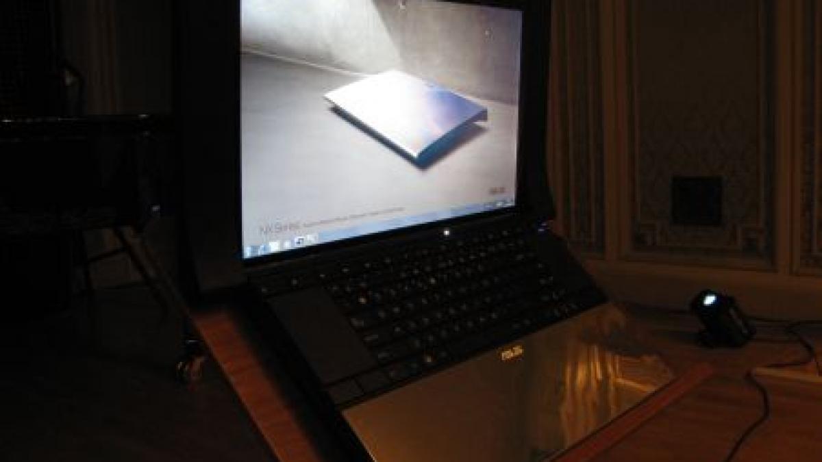 Asus a lansat în România celebrul NX90, primul laptop din lume cu două touch pad-uri (VIDEO)