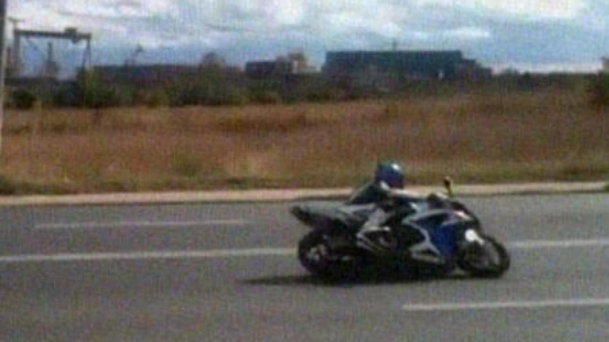 motociclist teribilist s a accidentat incercand sa si impresioneze prietenii video