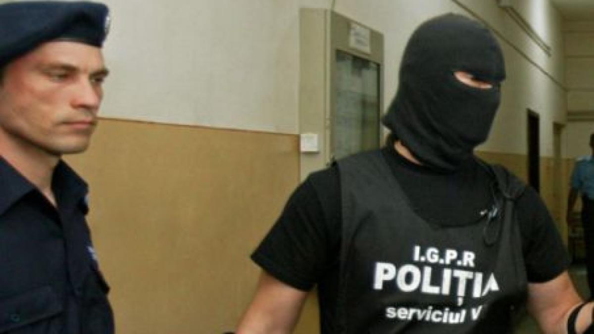 o grupare paramilitara cercetata pentru trafic de droguri eliberata din arest video