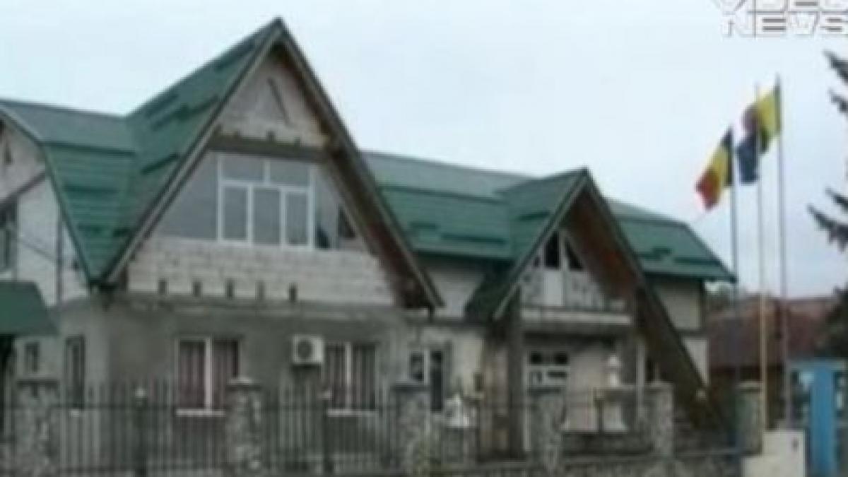 valcea angajatii unei primarii au pus lacatul pe usa pentru ca nu si au primit salariile video