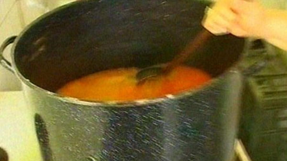 intelectuali fara bani de mancare tot mai multe persoane cu studii superioare apeleaza la cantinele