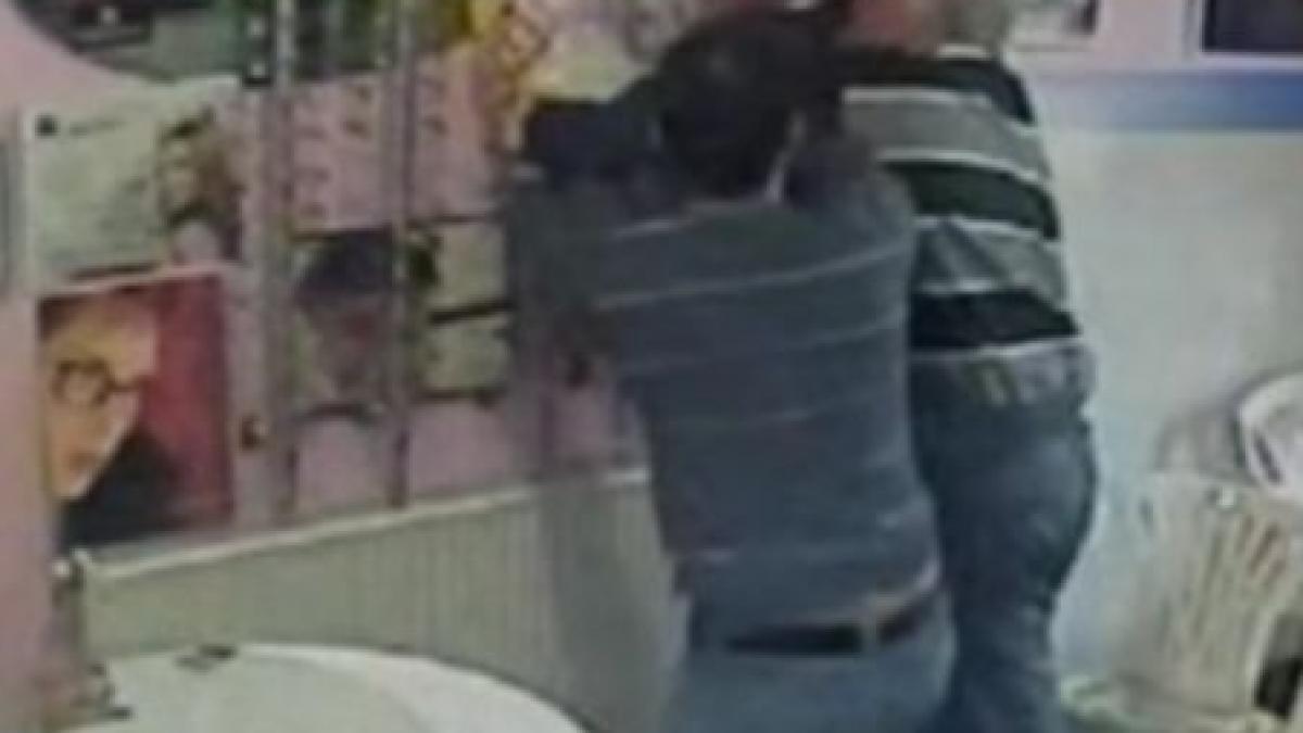 tentativa de jaf la un magazin de bijuterii doi dintre cei trei hoti au fost prinsi de angajati