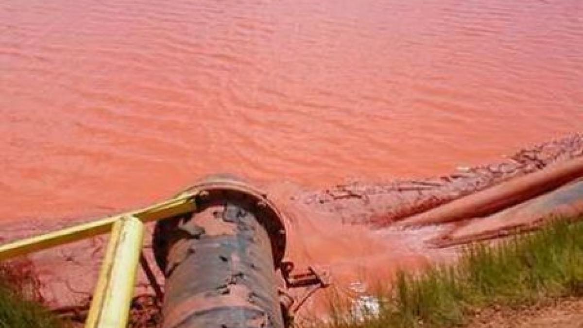 ungaria un sat a fost evacuat de teama unei noi inundatii cu noroi rosu