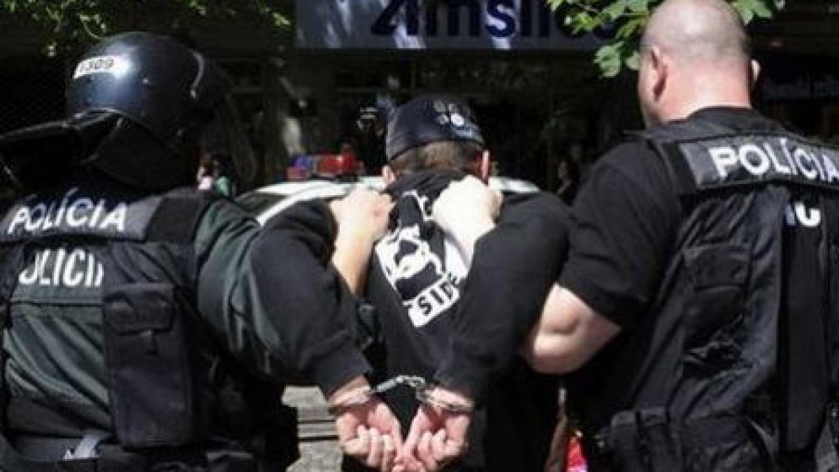 serbia 50 de raniti in urma ciocnirilor dintre grupuri homofobe si politie la gay parade video