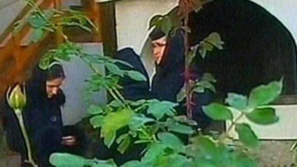 un preot a fugit cu 30 de maicute in grecia video