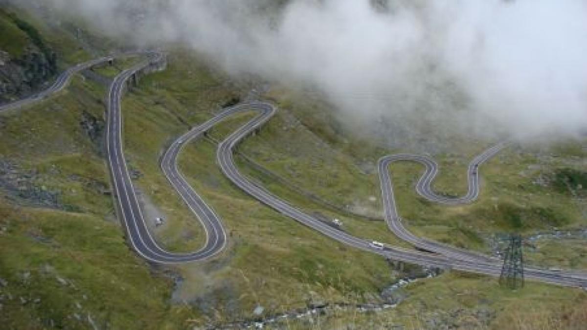 zece turisti blocati cu masinile pe transfagarasan din cauza zapezii recuperati de salvamontisti