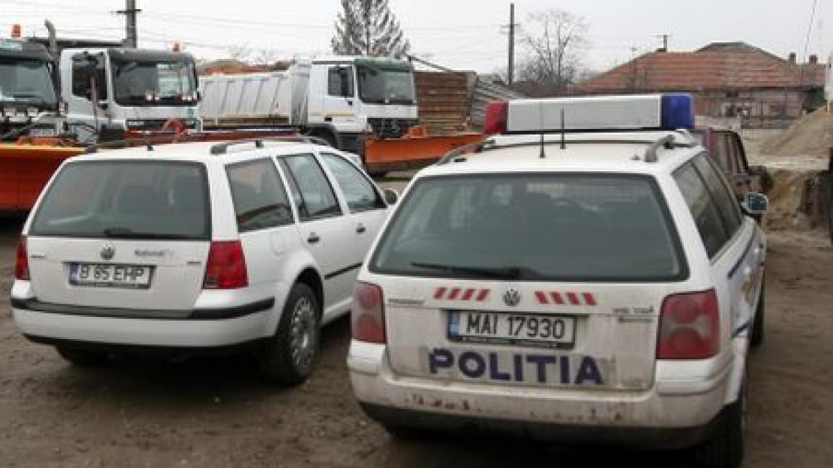 maramures doi tineri au lovit o masina de politie si i au bruscat pe politisti