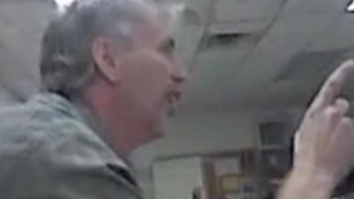 sua un profesor a distrus mobilierul din sala de clasa enervat la culme de elevi video