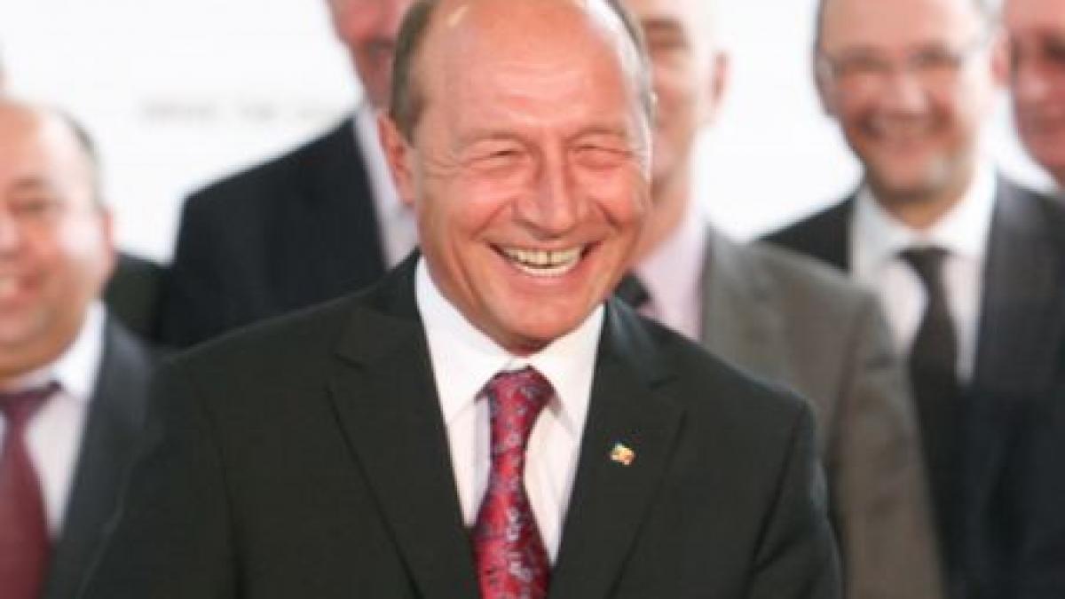 basescu i a ironizat pe jurnalisti de fata cu merkel oricum imi critica engleza si mie imi place sa