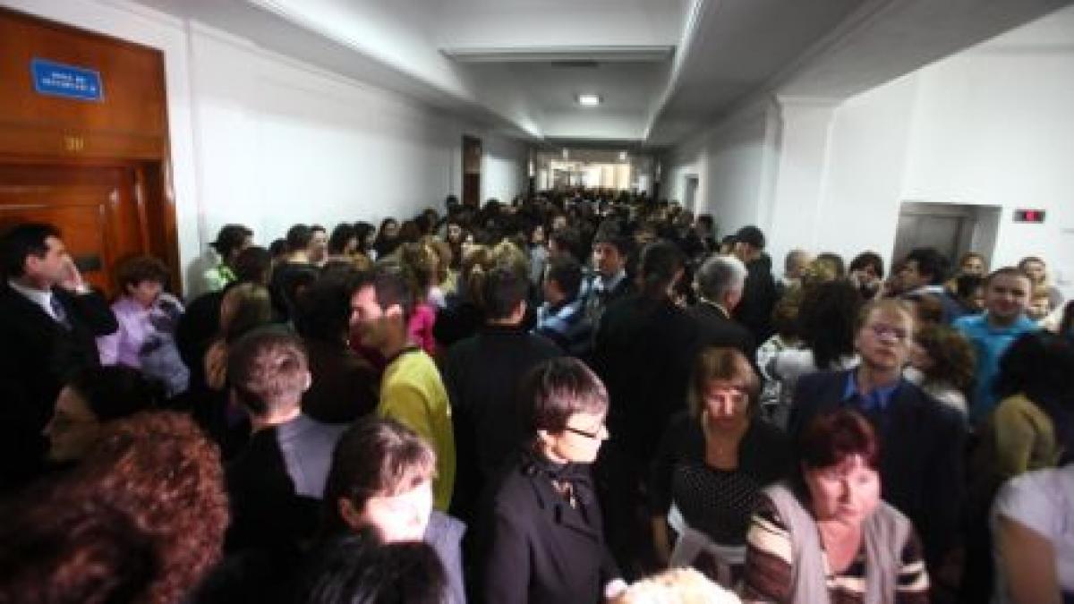 angajatii de la finante au declansat proteste spontane la minister si in mai multe orase video