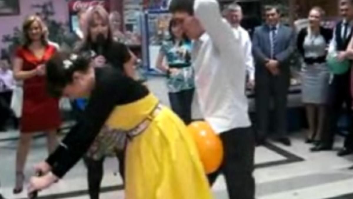 distractia rusilor la nunta mimeaza actul sexual cu un balon umflat